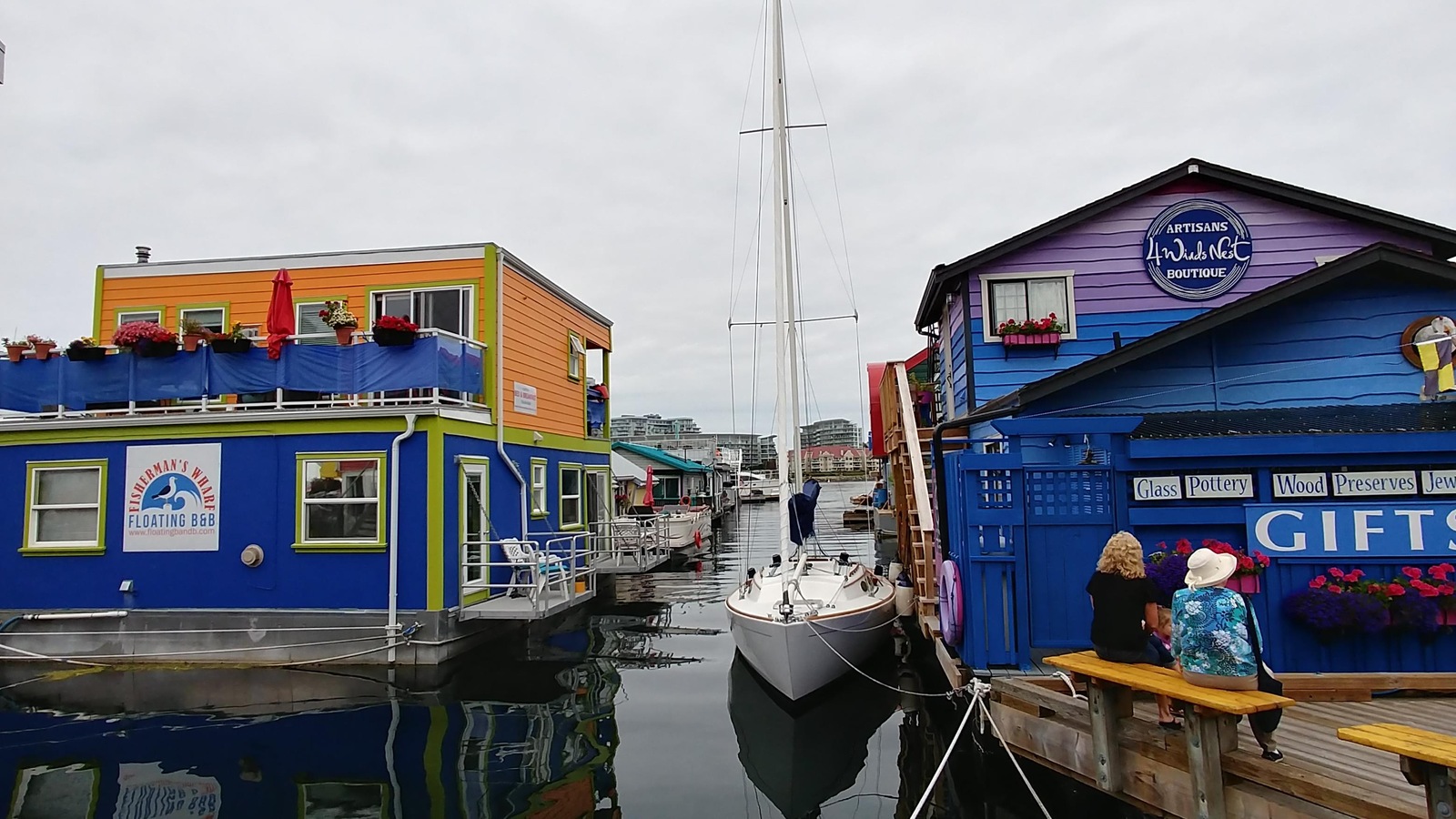 Des maisons flottantes aux quais de Victoria, en Colombie-Britannique Des maisons flottantes aux quais de Victoria, en Colombie-Britannique