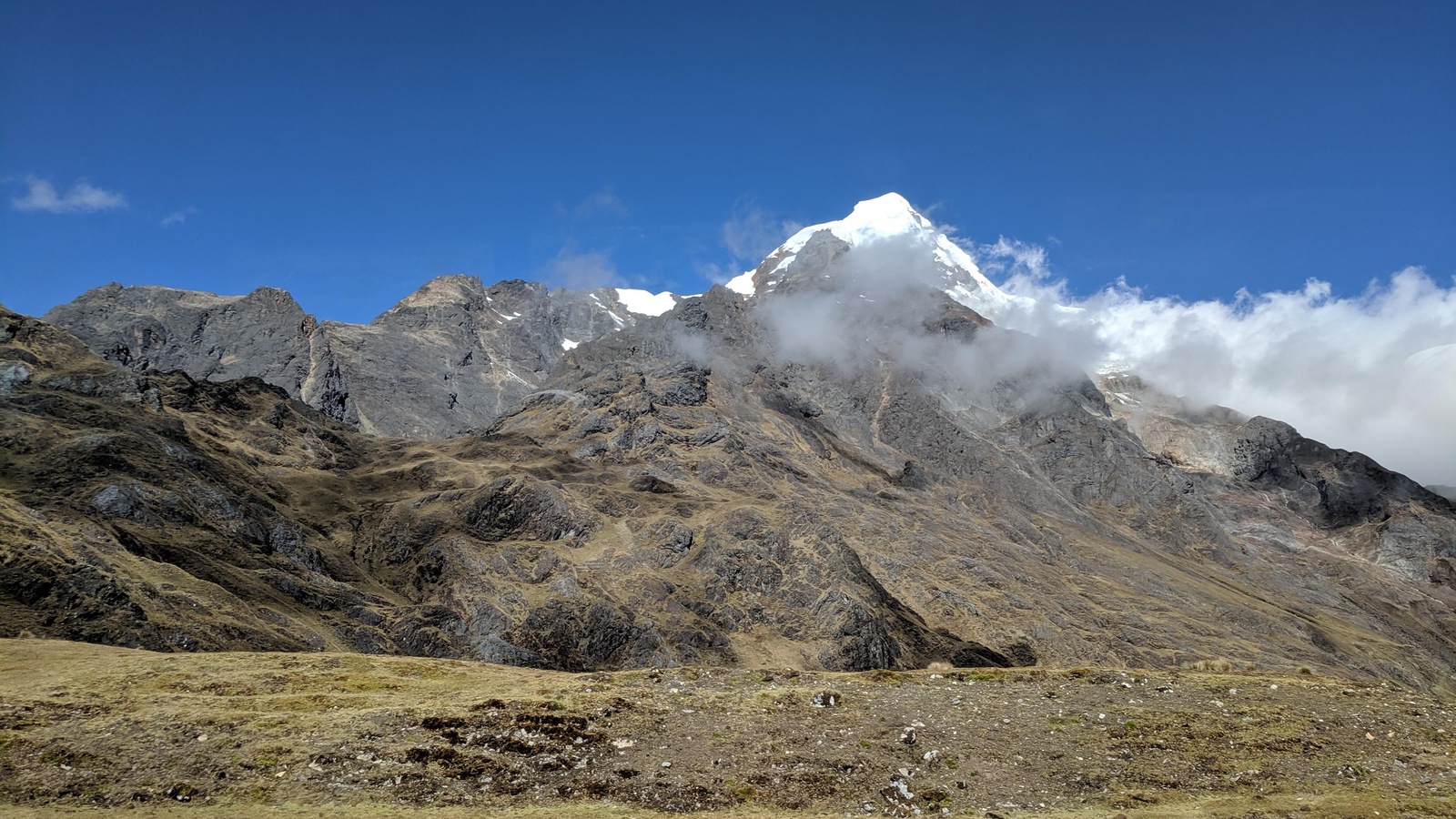 Des montagnes aperçus sur la route, au Pérou Des montagnes aperçus sur la route, au Pérou