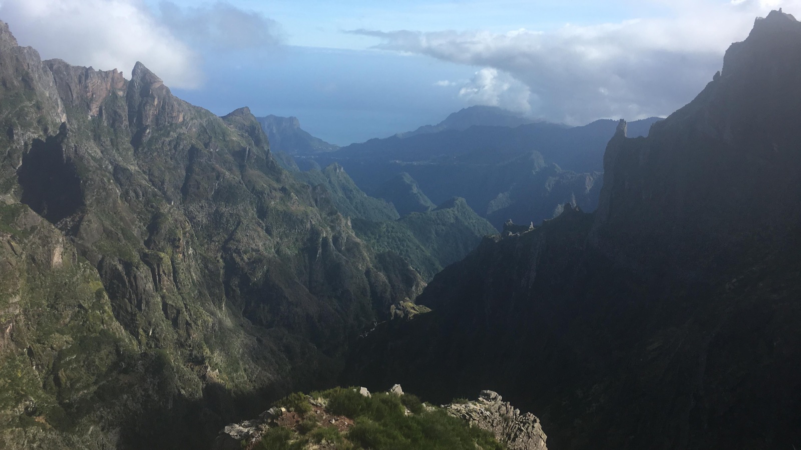 Des montagnes entre les plus hauts sommets de l'île de Madère, au Portugal Des montagnes entre les plus hauts sommets de l'île de Madère, au Portugal