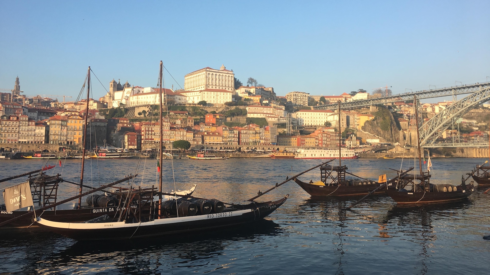 La ville de Porto, au Portugal, avec des bateaux en avant-plan La ville de Porto, au Portugal, avec des bateaux en avant-plan