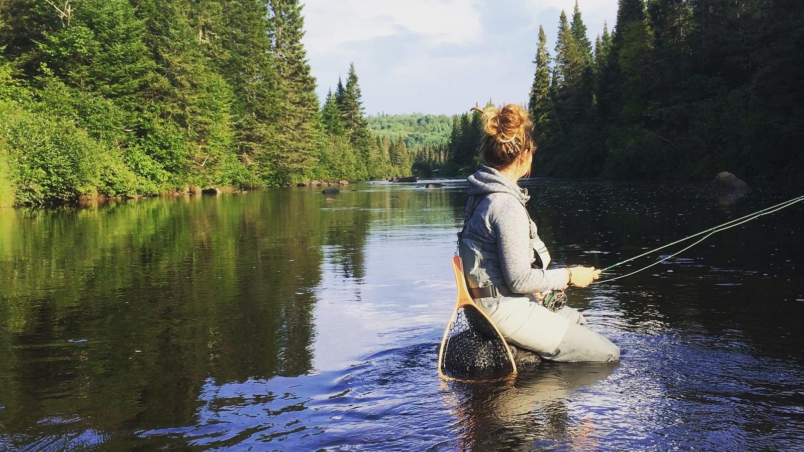 Stéphanie Tremblay pêchant dans une rivière. Stéphanie Tremblay pêchant dans une rivière.