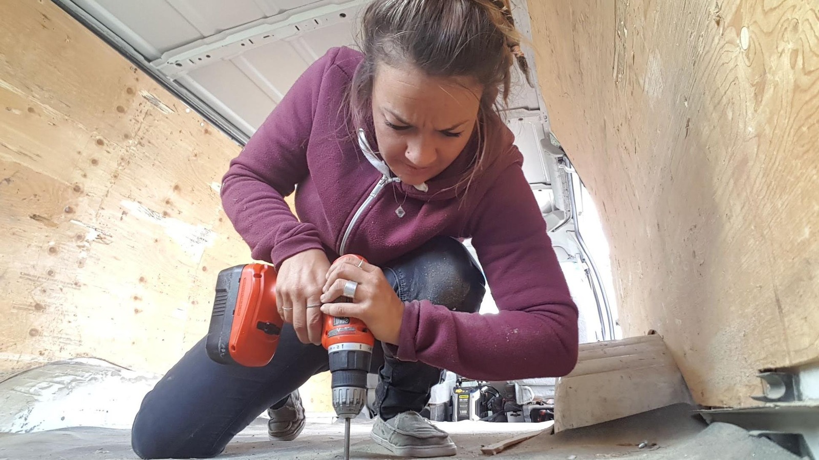 Stéphanie Tremblay en train de visser dans le plancher de son véhicule. Stéphanie Tremblay en train de visser dans le plancher de son véhicule.