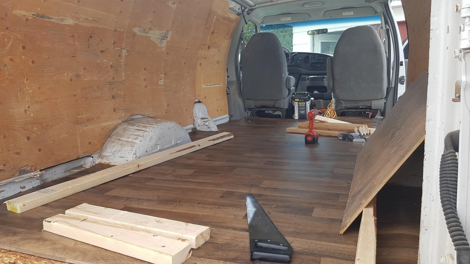 L'intérieur vide de la fourgonnette L'intérieur vide de la fourgonnette