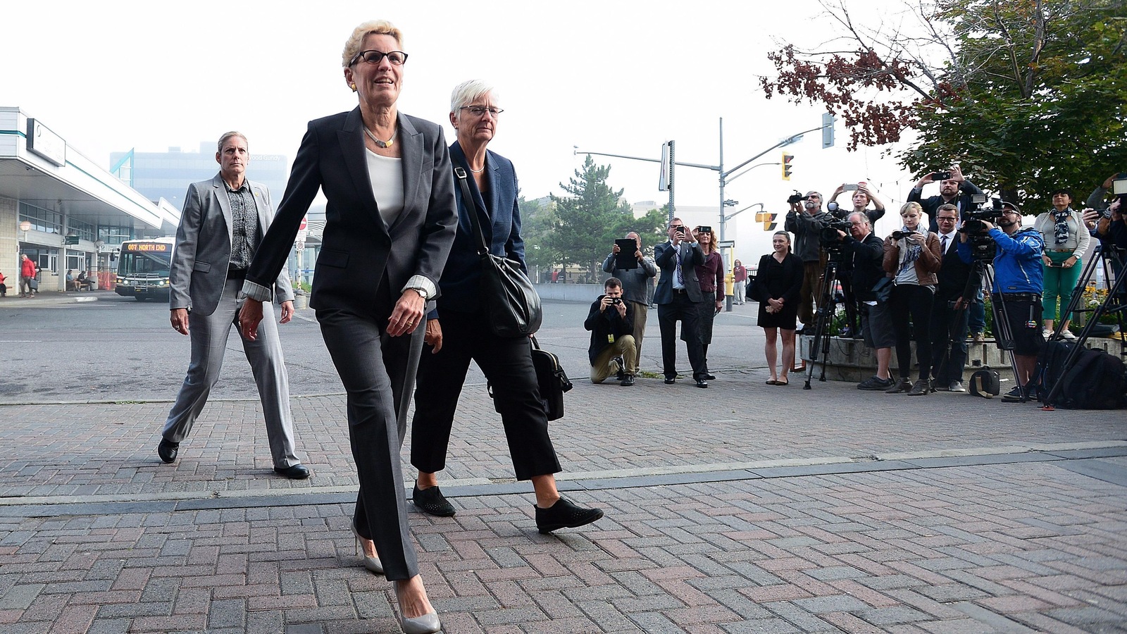 La première ministre Kathleen Wynne marche vers l'entrée du tribunal. La première ministre Kathleen Wynne marche vers l'entrée du tribunal.