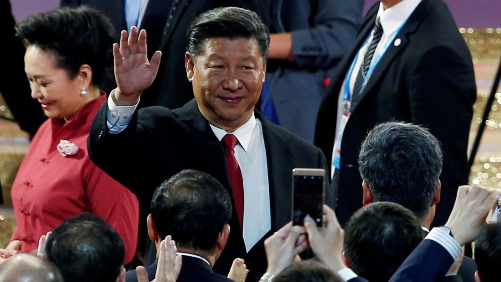Le président chinois Xi Jinping salue la foule Le président chinois Xi Jinping salue la foule
