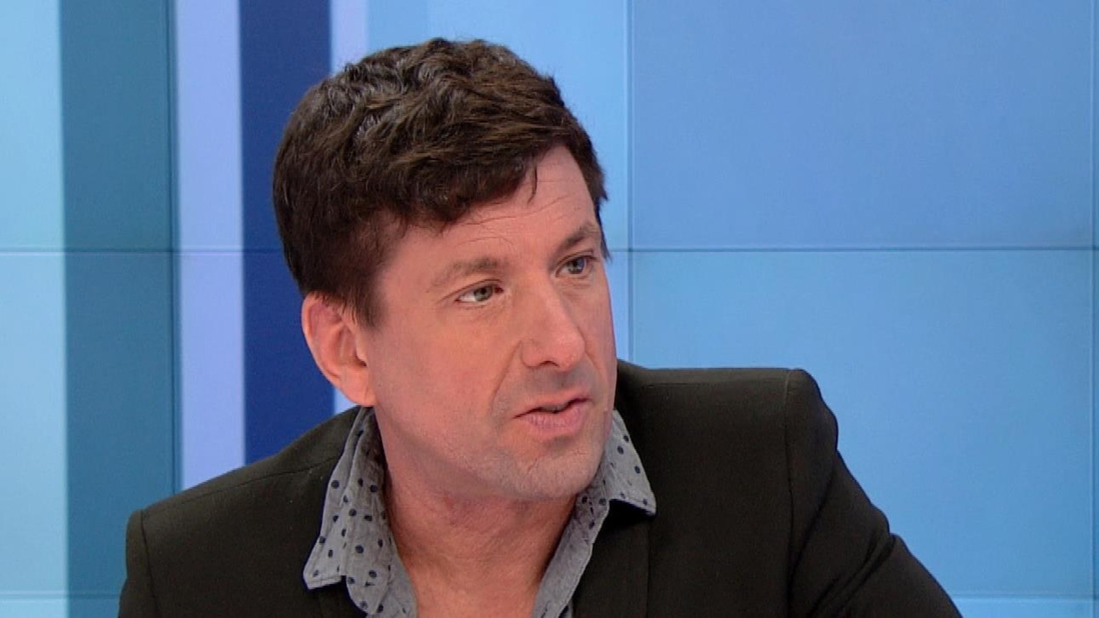Le chroniqueur Yves Boisvert en entrevue sur le plateau de l'émission Isabelle Richer Le chroniqueur Yves Boisvert en entrevue sur le plateau de l'émission Isabelle Richer
