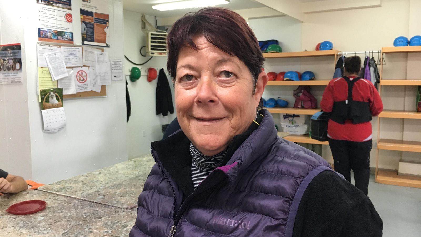 Le portrait d'une femme souriante debout et chaudement vêtue. Le portrait d'une femme souriante debout et chaudement vêtue.