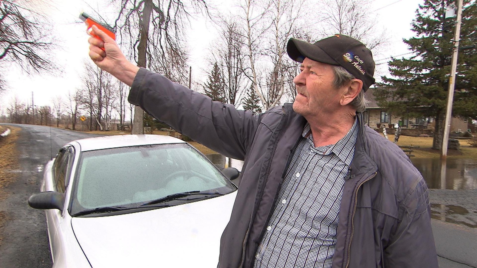 Yvon Berthiaume utilise un pistolet conçu pour effaroucher les oiseaux. Yvon Berthiaume utilise un pistolet conçu pour effaroucher les oiseaux.