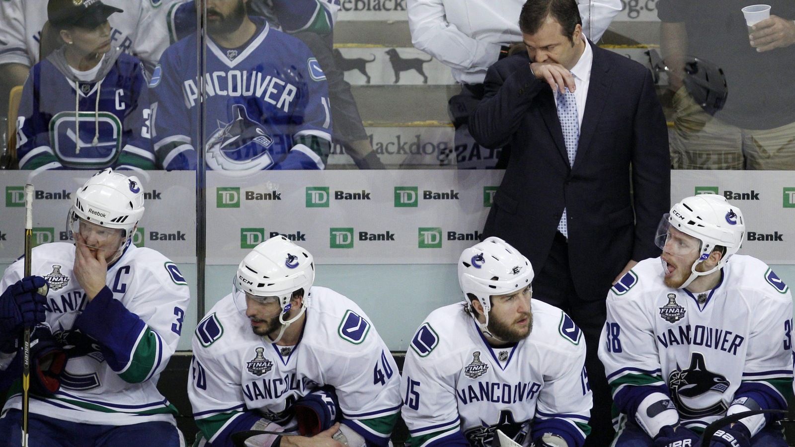 Alain Vigneault derrièr le banc des Canucks le 13 juin 2011 Alain Vigneault derrièr le banc des Canucks le 13 juin 2011