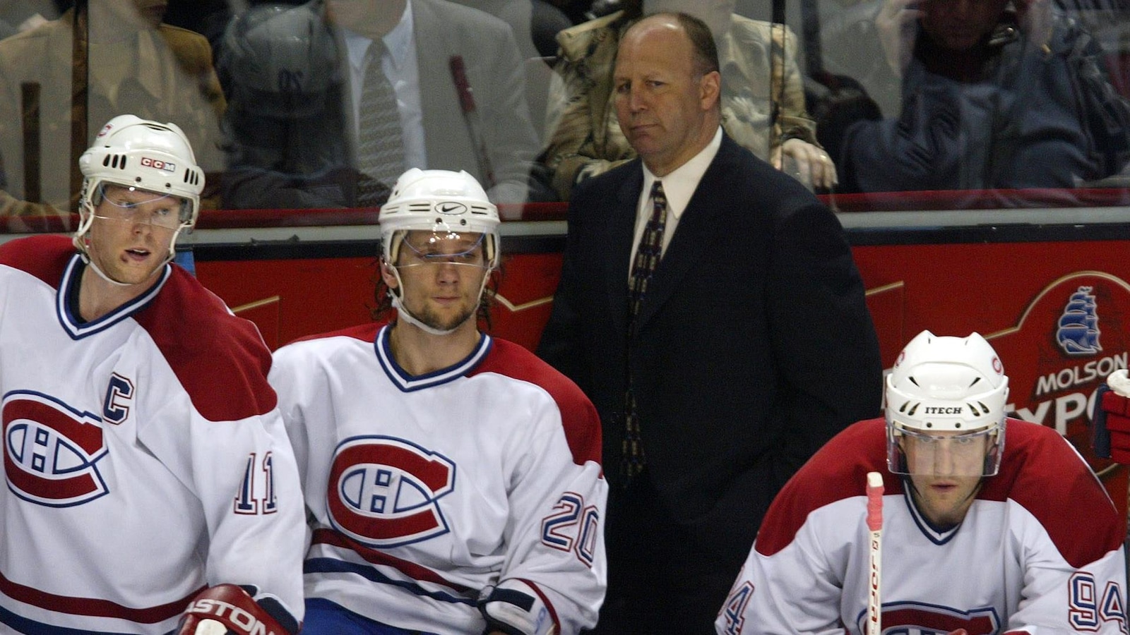 Claude Julien derrière le banc du Canadien, le 29 mars 2003 Claude Julien derrière le banc du Canadien, le 29 mars 2003