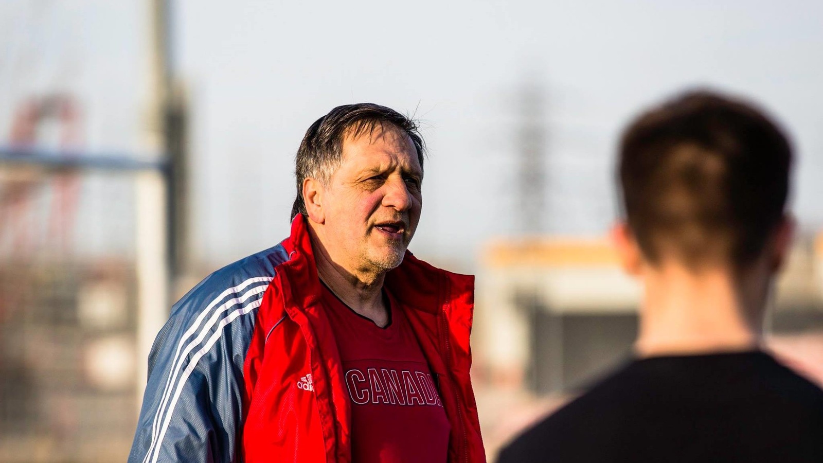 Eduardo Badescu est l'entraîneur de l'équipe de soccer WSA de Winnipeg Eduardo Badescu est l'entraîneur de l'équipe de soccer WSA de Winnipeg