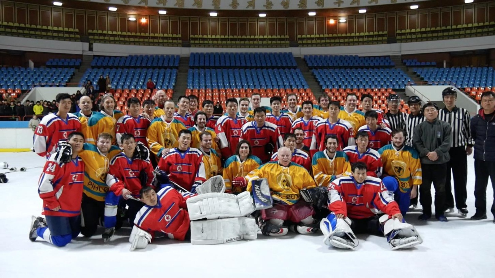 Des membres de Hockey Fondation (en jaune) avec des joueurs nord-coréens Des membres de Hockey Fondation (en jaune) avec des joueurs nord-coréens