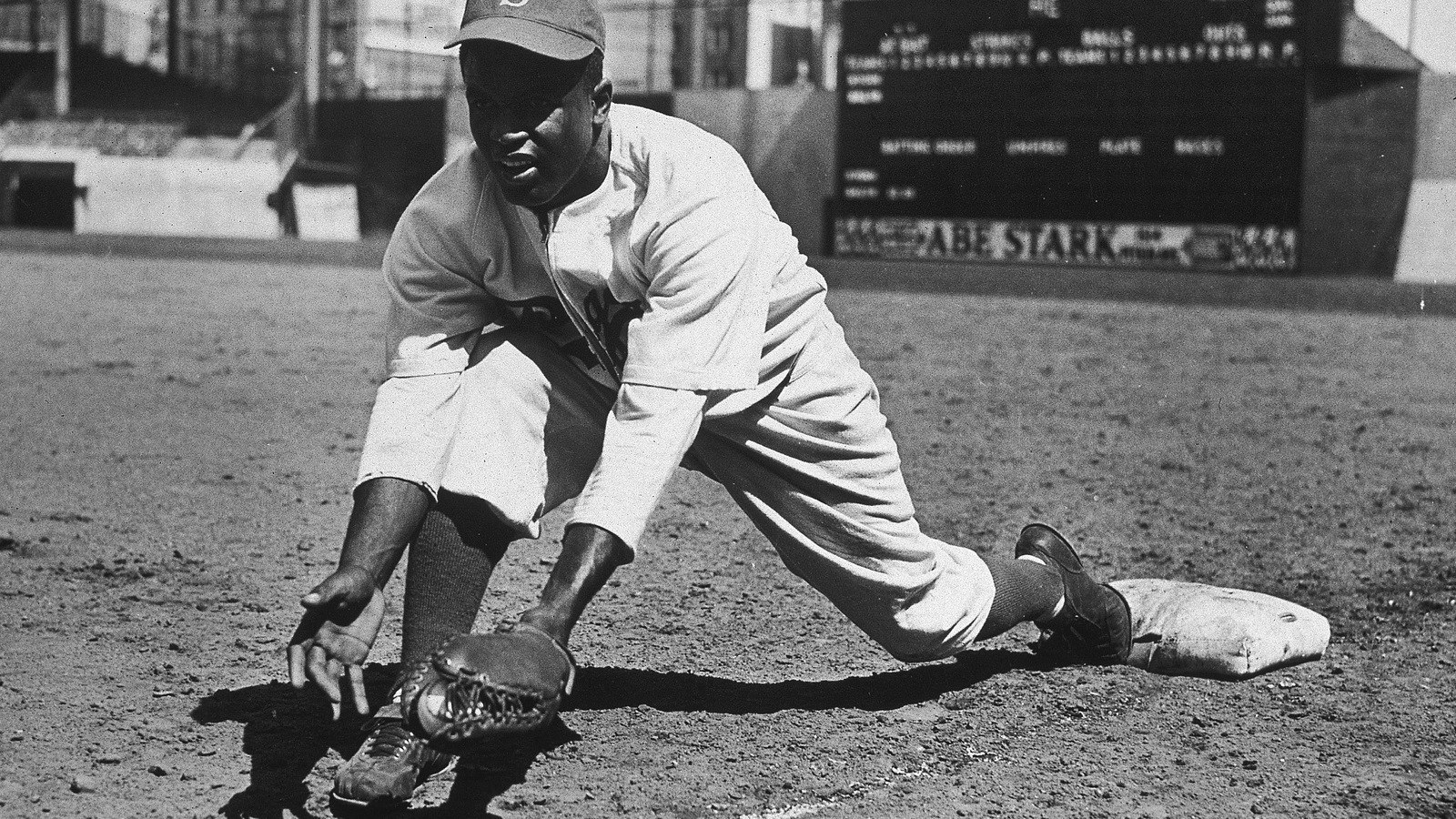 Jackie Robinson s'échauffe lors d'un match entre les Dodgers et les Yankees de New York à Brooklyn. Jackie Robinson s'échauffe lors d'un match entre les Dodgers et les Yankees de New York à Brooklyn.