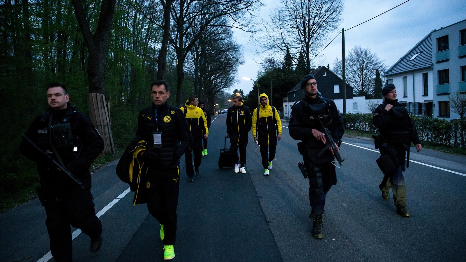 Les joueurs du Borussia Dortmund sous escorte policière Les joueurs du Borussia Dortmund sous escorte policière