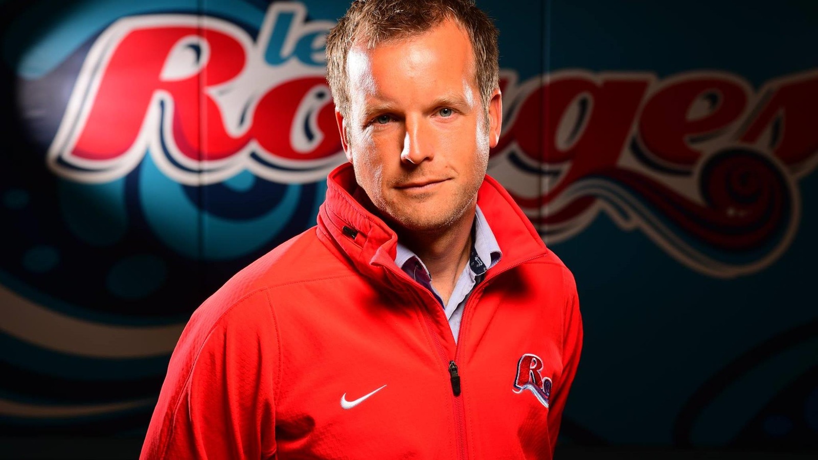 Justin Légaré est l'entraîneur de l'équipe de soccer Les Rouges de l'Université de Saint-Boniface Justin Légaré est l'entraîneur de l'équipe de soccer Les Rouges de l'Université de Saint-Boniface