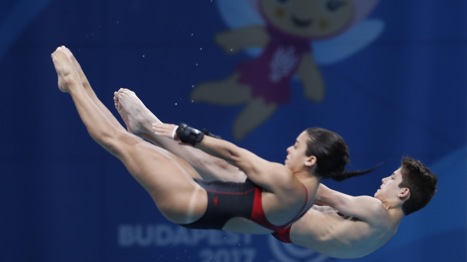 Les plongeurs canadiens Meaghan Benfeito et Nathan Zsombor-Murray pendant un plongeon synchronisé de la plateforme de 10 m aux Championnats du monde 2017 de la FINA, à Budapest. Les plongeurs canadiens Meaghan Benfeito et Nathan Zsombor-Murray pendant un plongeon synchronisé de la plateforme de 10 m aux Championnats du monde 2017 de la FINA, à Budapest.
