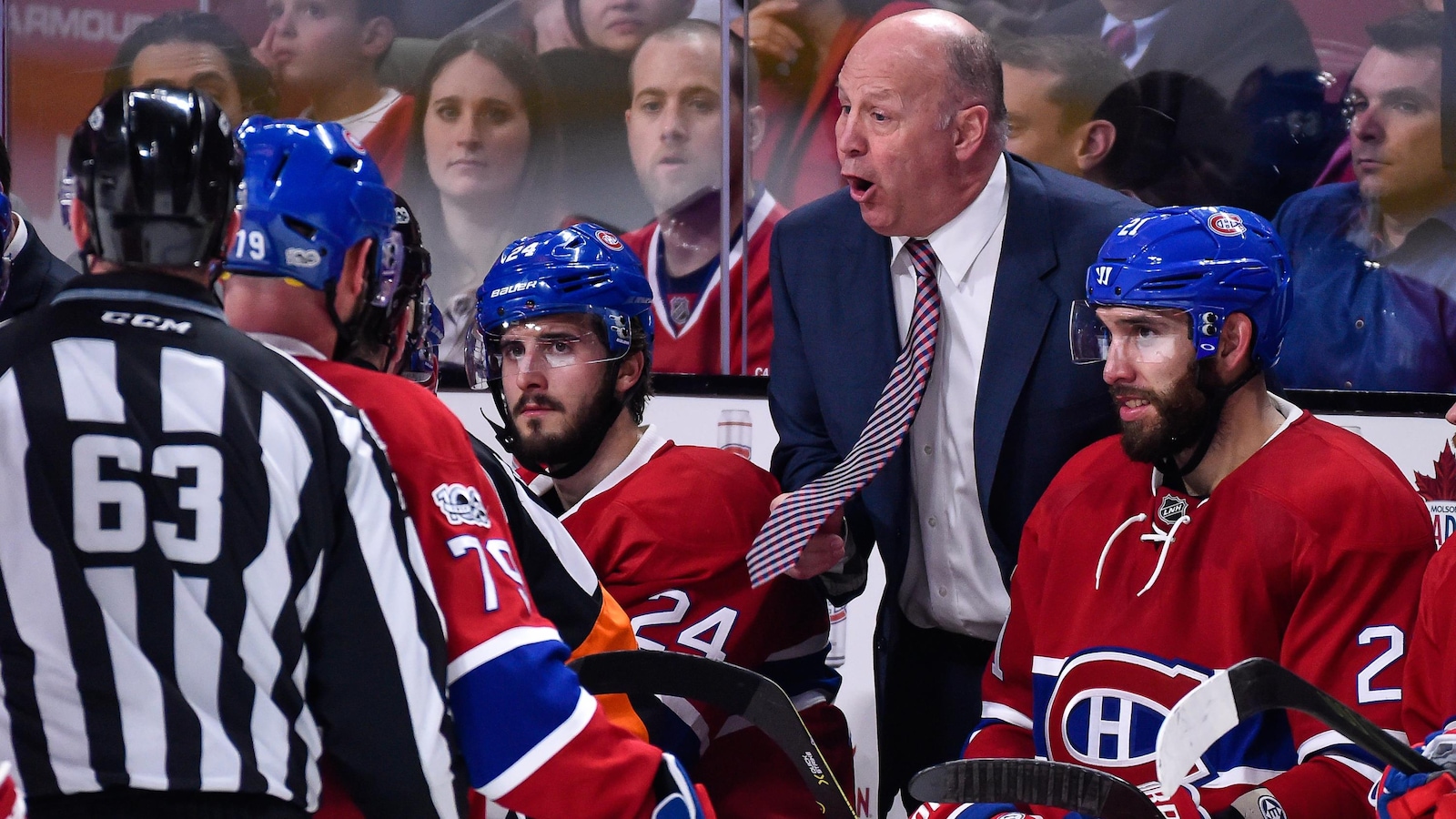 Claude Julien discute avec l'arbitre Ian Walsh Claude Julien discute avec l'arbitre Ian Walsh