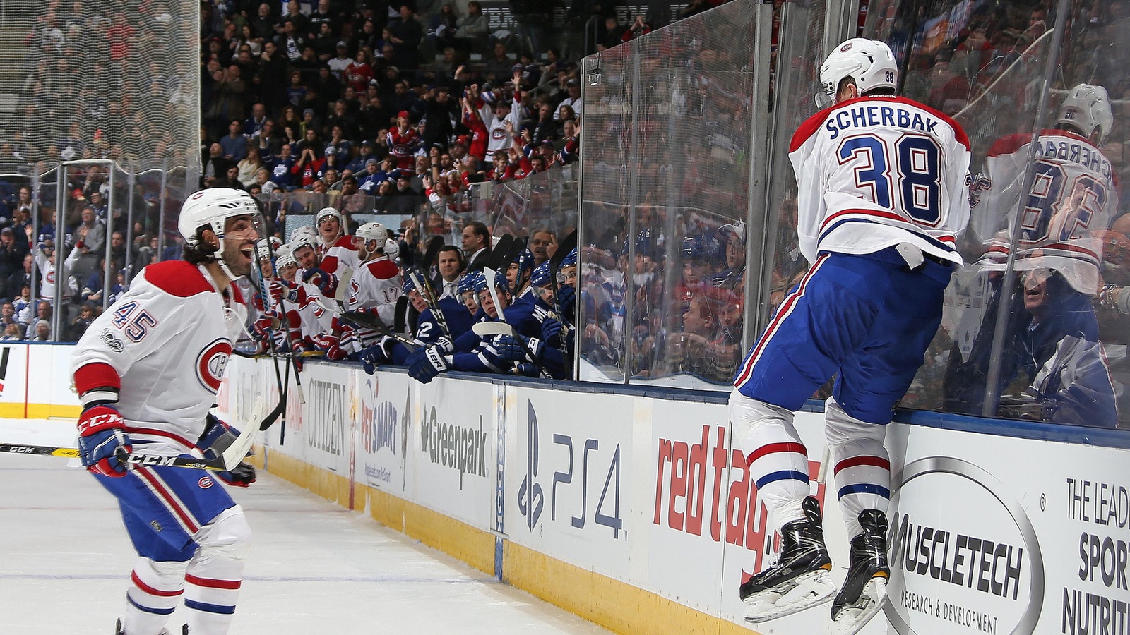 Nikita Scherbak (à droite) après avoir marqué son premier but dans la LNH Nikita Scherbak (à droite) après avoir marqué son premier but dans la LNH