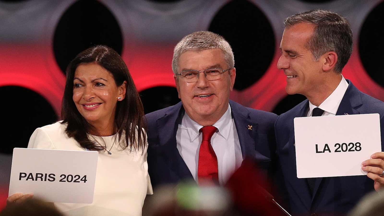 Anne Hidalgo, mairesse de Paris, Thomas Bach, président du CIO, et Eric Garcetti, maire de Los Angeles Anne Hidalgo, mairesse de Paris, Thomas Bach, président du CIO, et Eric Garcetti, maire de Los Angeles