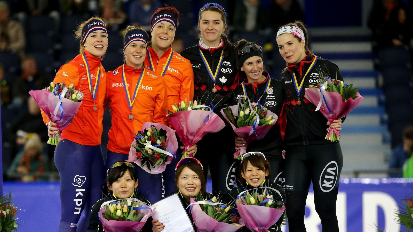 Les gagnantes de la poursuite féminine à la Coupe du monde de Heerenveen : les Japonaises (1res), les Néerlandaises (2es) et les Canadiennes (3es). Les gagnantes de la poursuite féminine à la Coupe du monde de Heerenveen : les Japonaises (1res), les Néerlandaises (2es) et les Canadiennes (3es).