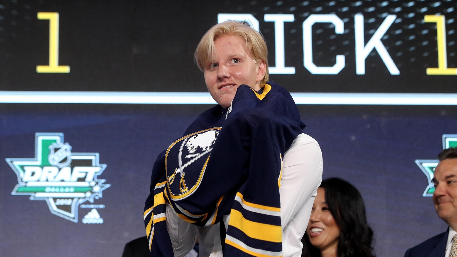 Rasmus Dahlin enfile le chandail ds Sabres de Buffalo lors du repêchage de la LNH Rasmus Dahlin enfile le chandail ds Sabres de Buffalo lors du repêchage de la LNH
