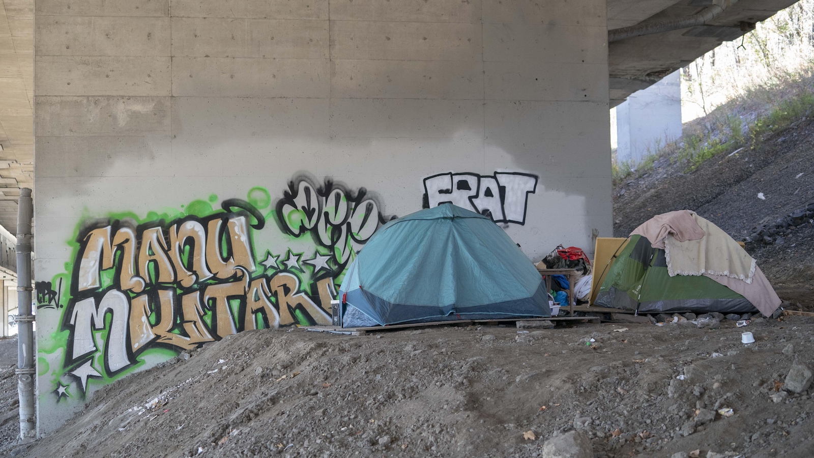 Démantèlement d’un campement de sans-abris qui est situé sous l’autoroute Ville-Marie à Montréal. 