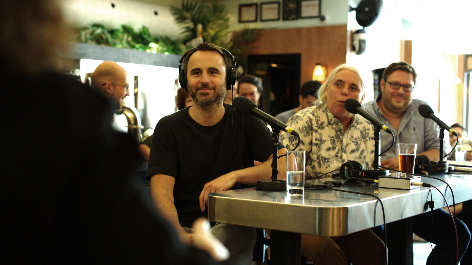 Louis-Josée Houde, Manon Massé et Mathieu Bock-Côté assis à un comptoir, devant des micros. Louis-Josée Houde, Manon Massé et Mathieu Bock-Côté assis à un comptoir, devant des micros.