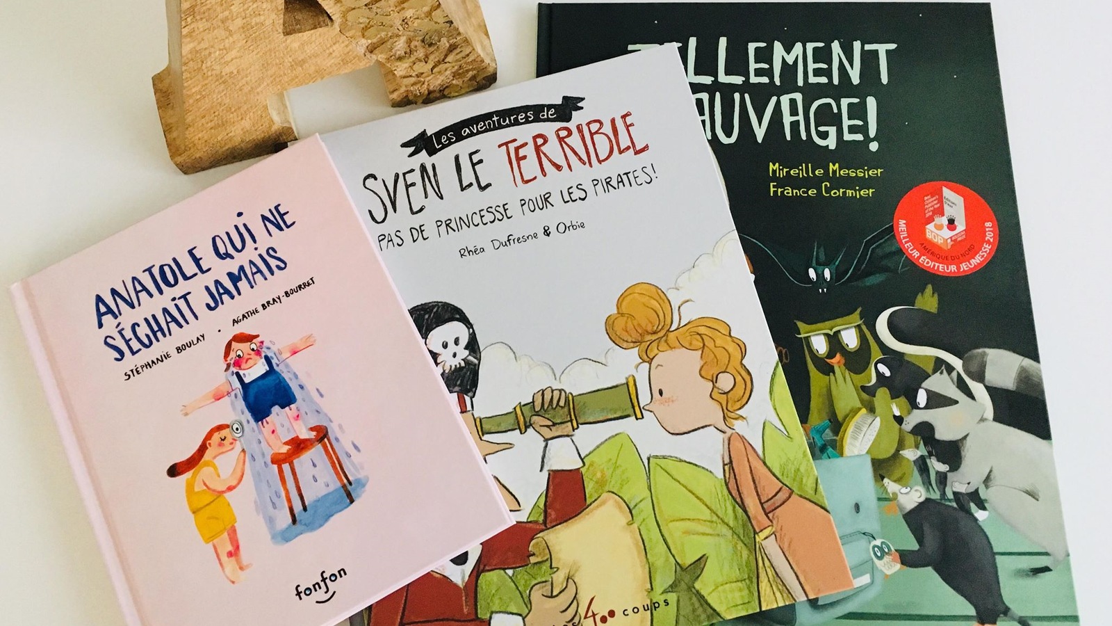 On voit trois livres sur une table. Il s'agit de livres avec des dessins pour enfants sur la couverture. On voit trois livres sur une table. Il s'agit de livres avec des dessins pour enfants sur la couverture.