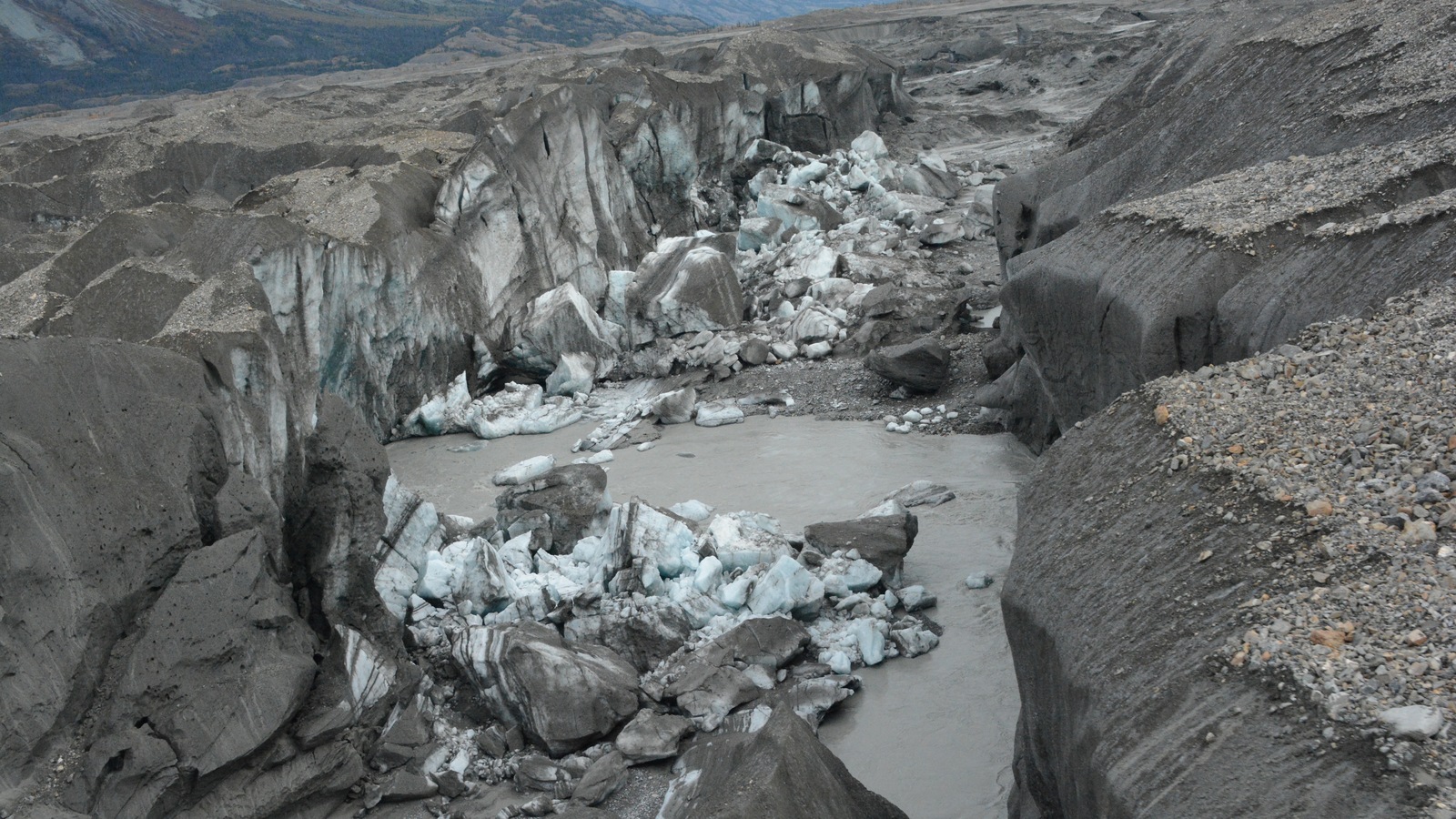 Vue d'un canyon creusé dans la glace par de l’eau de glacier. Vue d'un canyon creusé dans la glace par de l’eau de glacier.