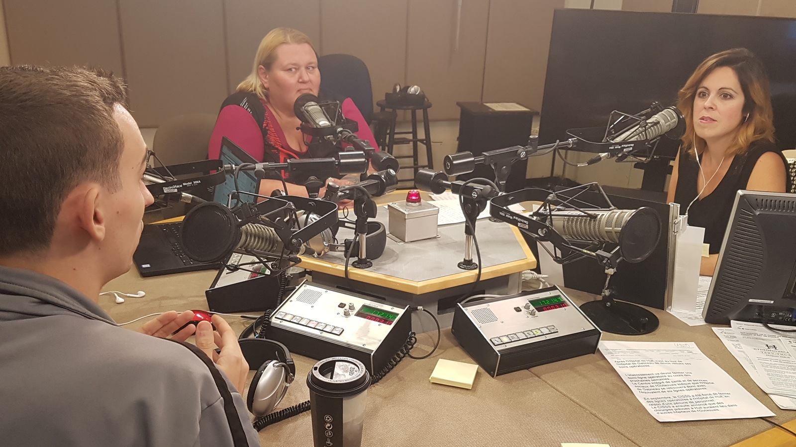 Les trois intervenants sont devant un micro dans un studio Les trois intervenants sont devant un micro dans un studio