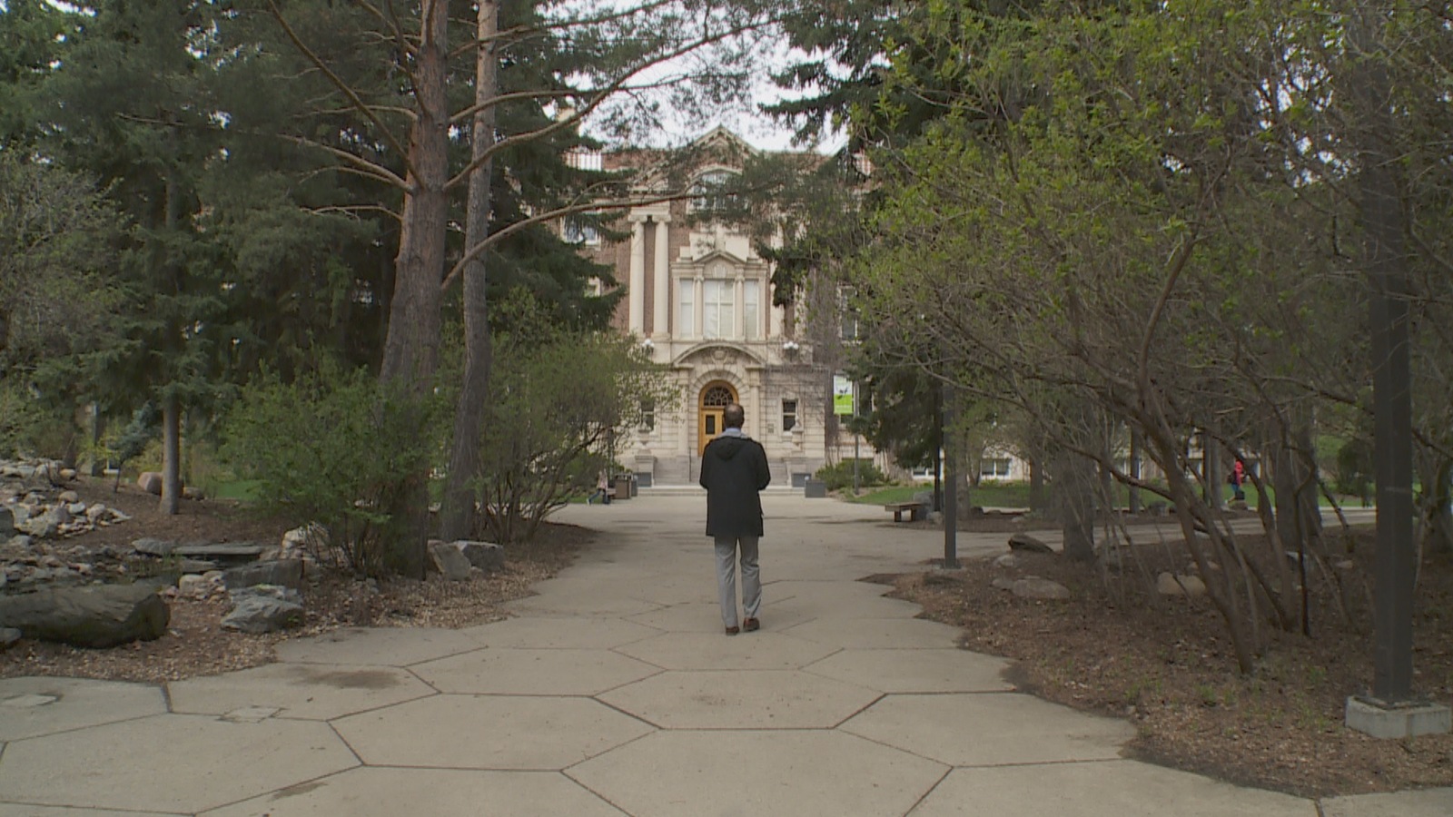 Jon Raey se promène avec son cellulaire sur le Campus de l'Université de l'Alberta. Jon Raey se promène avec son cellulaire sur le Campus de l'Université de l'Alberta.