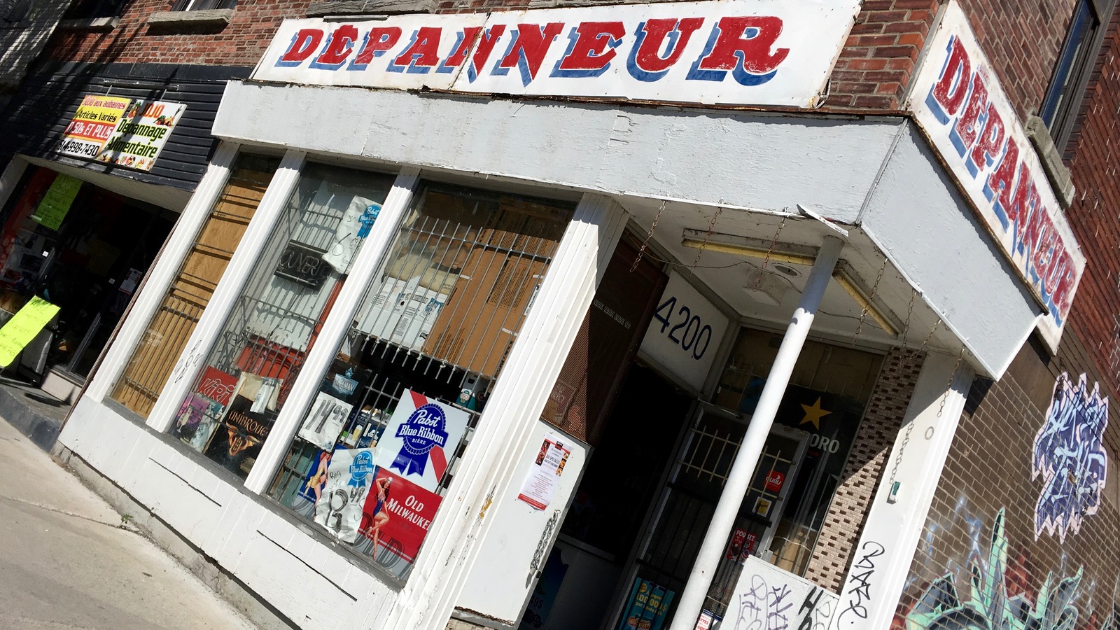 L'un des vieux commerces de la rue Sainte-Catherine Est, dans le quartier Hochelaga L'un des vieux commerces de la rue Sainte-Catherine Est, dans le quartier Hochelaga
