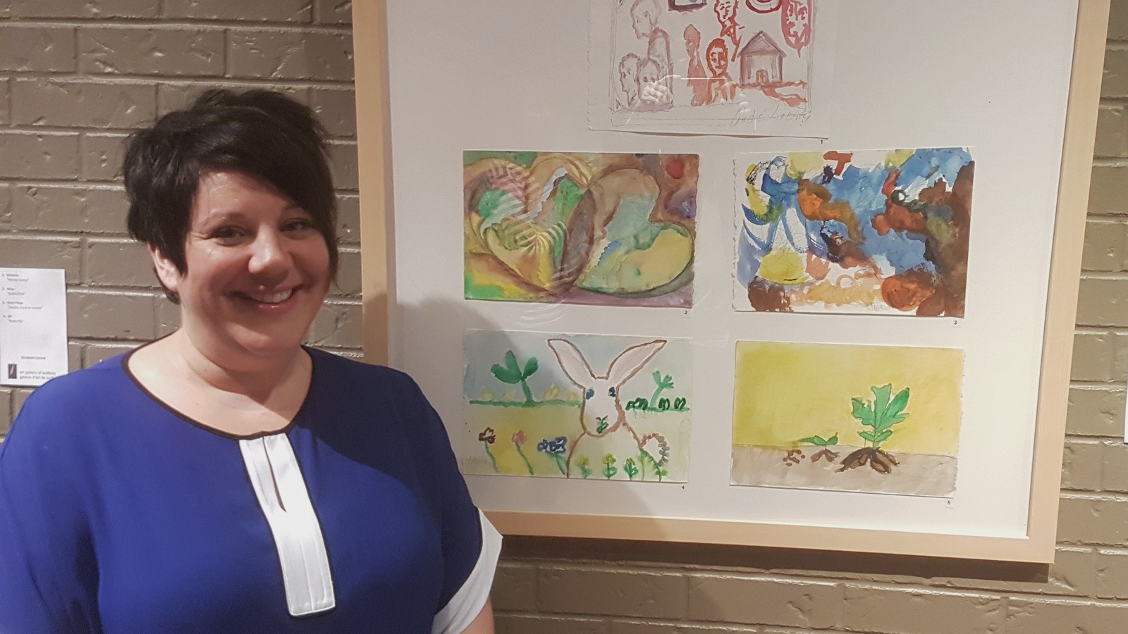 La directrice générale de la Société Alzheimer Sudbury-Manitoulin-North Bay et districts Stéphanie Leclair pose devant des tableaux réalisés dans le cadre du projet « En avant pour les arts avec les aînés » La directrice générale de la Société Alzheimer Sudbury-Manitoulin-North Bay et districts Stéphanie Leclair pose devant des tableaux réalisés dans le cadre du projet « En avant pour les arts avec les aînés »