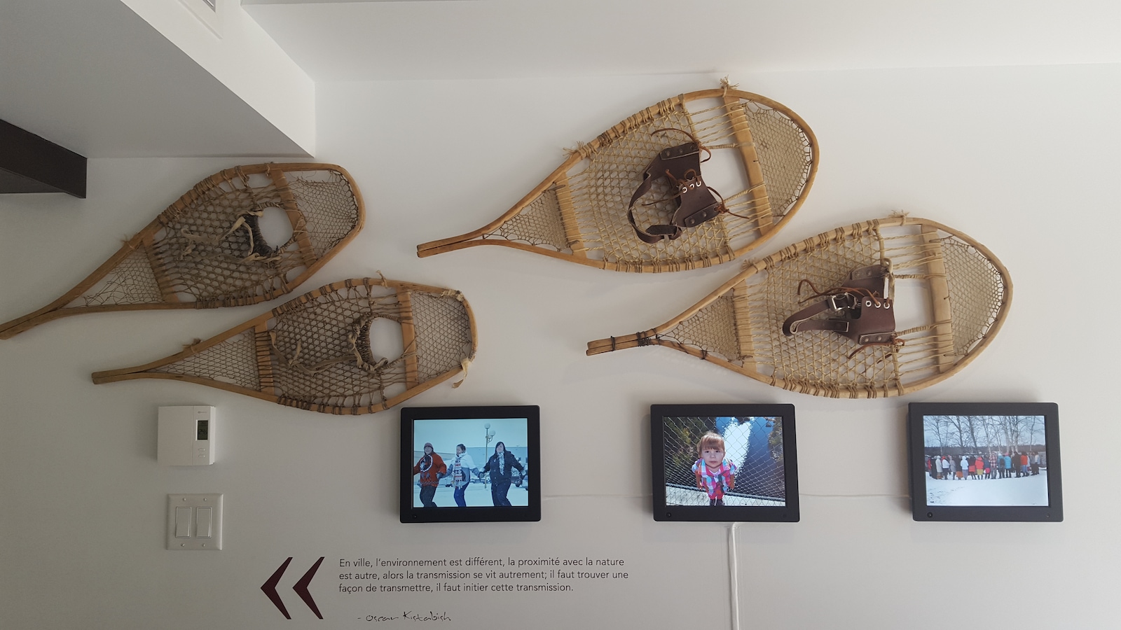 À l’intérieur du bâtiment principal, des artefacts autochtones sont exposés. À l’intérieur du bâtiment principal, des artefacts autochtones sont exposés.