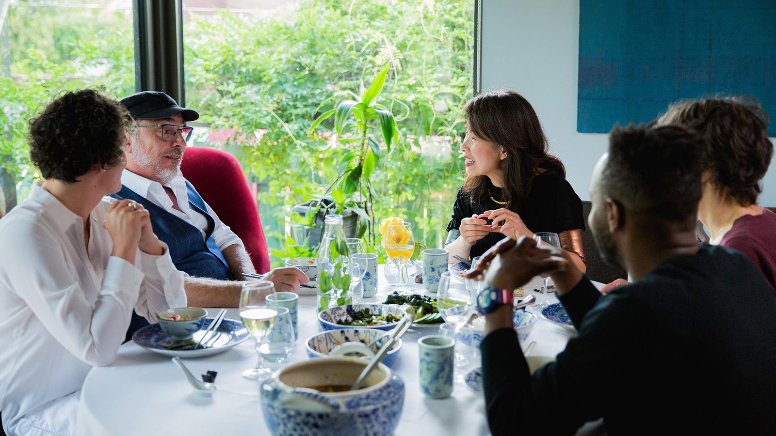 Kim Thúy discute à la table avec ses invités, dont Christian Bégin. Kim Thúy discute à la table avec ses invités, dont Christian Bégin.