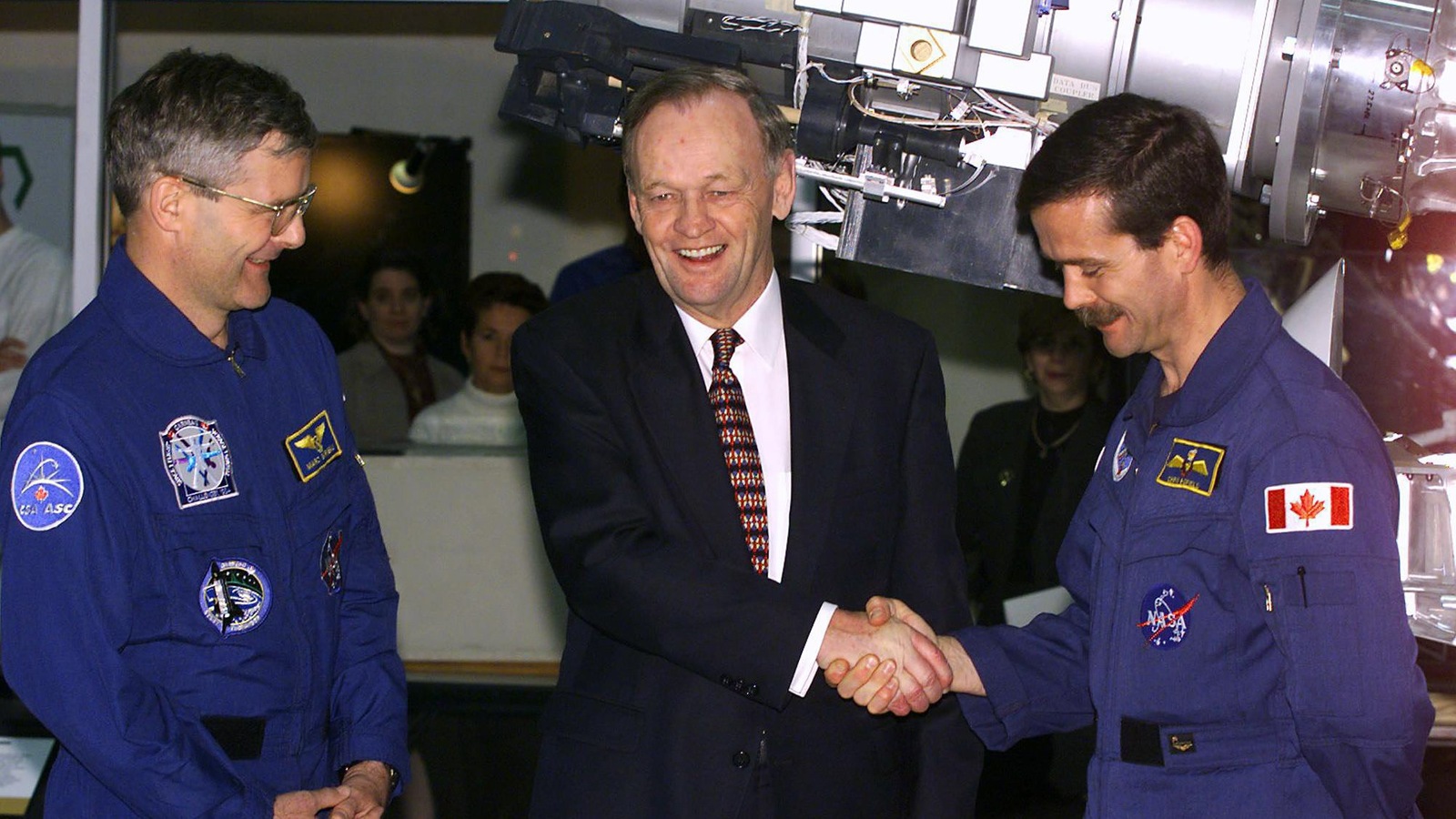 Le premier ministre Jean Chrétien et les astronautes Marc Garneau et Chris Hadfield, lors du 10e anniversaire de l'Agence spatiale canadienne, en 1999. Le premier ministre Jean Chrétien et les astronautes Marc Garneau et Chris Hadfield, lors du 10e anniversaire de l'Agence spatiale canadienne, en 1999.