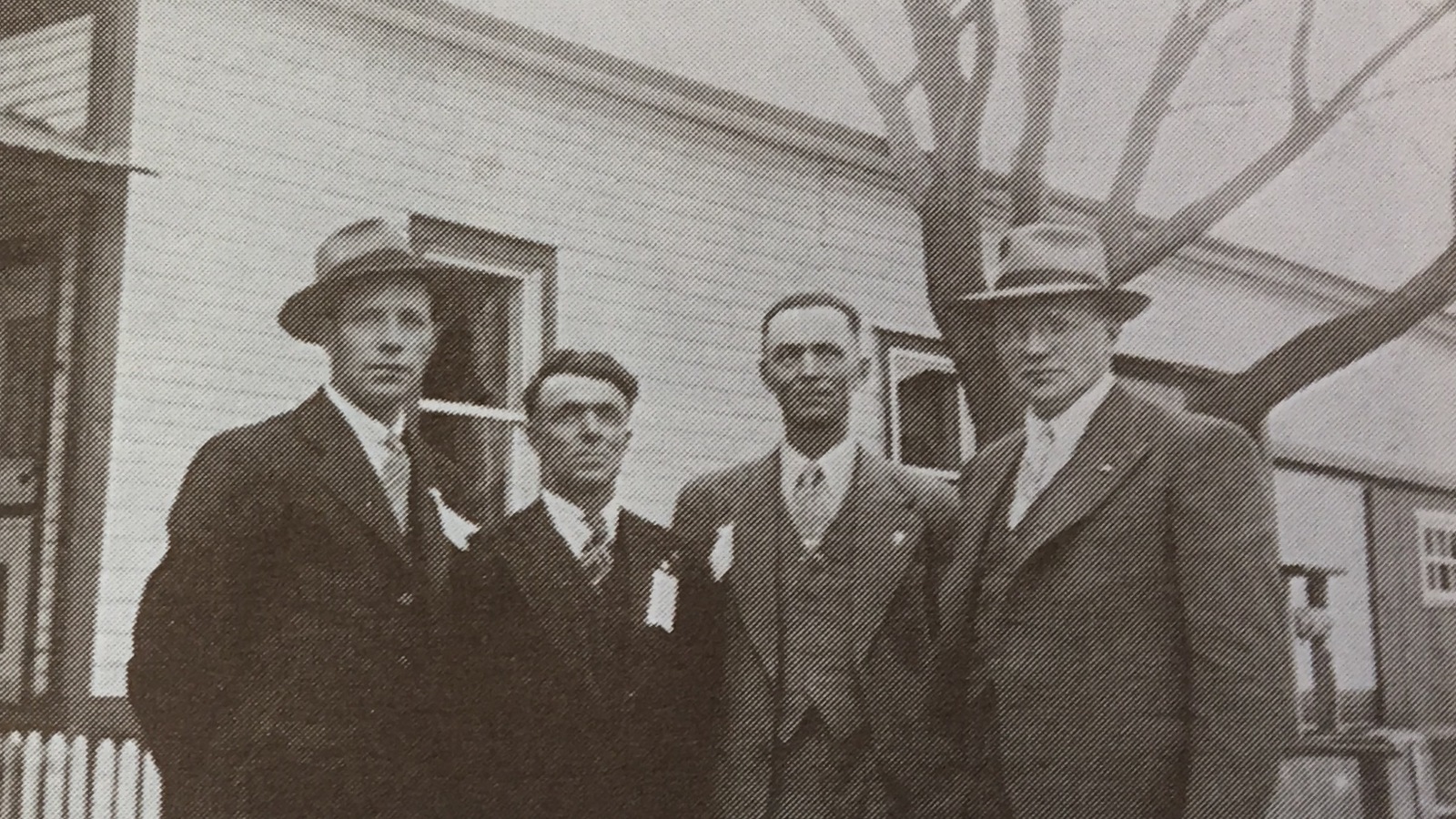 Sur cette photo d'archive, quatre hommes posent devant une maison. Sur cette photo d'archive, quatre hommes posent devant une maison.