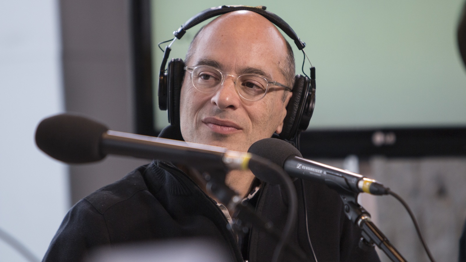 Bernard Werber, des écouteurs sur la tête, assis derrière un micro Bernard Werber, des écouteurs sur la tête, assis derrière un micro