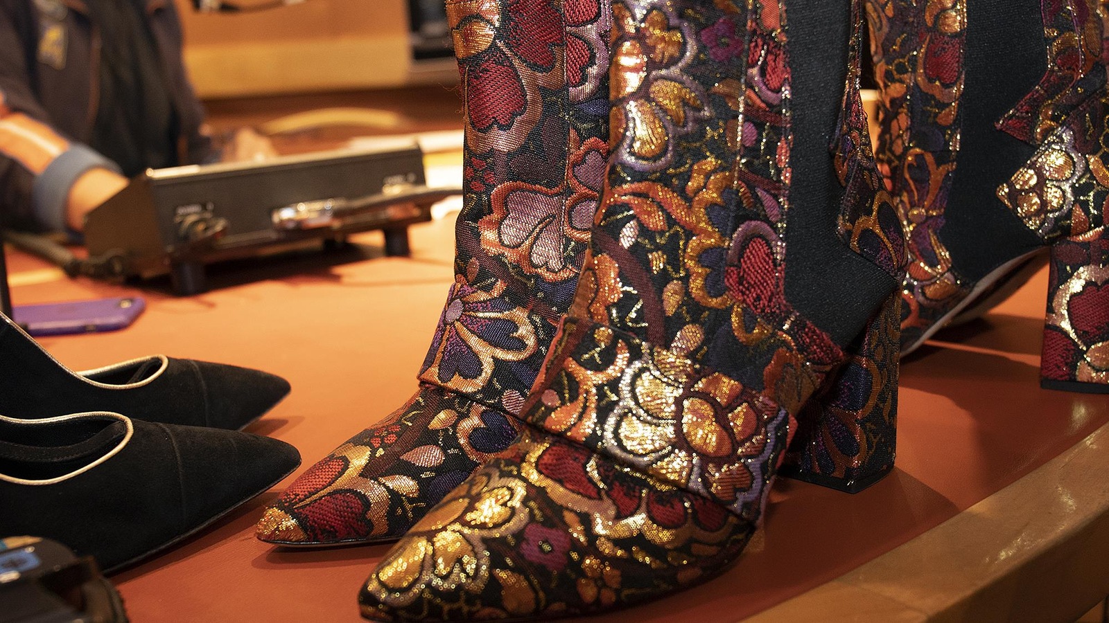 Des bottes se trouvent une une table dans un studio. Des bottes se trouvent une une table dans un studio.