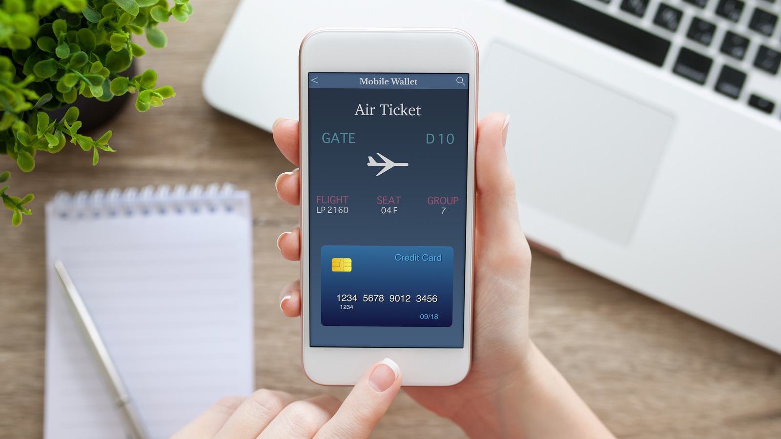 Un consommateur procède à l'achat de billets d'avion en ligne sur son téléphone intelligent. Un consommateur procède à l'achat de billets d'avion en ligne sur son téléphone intelligent.