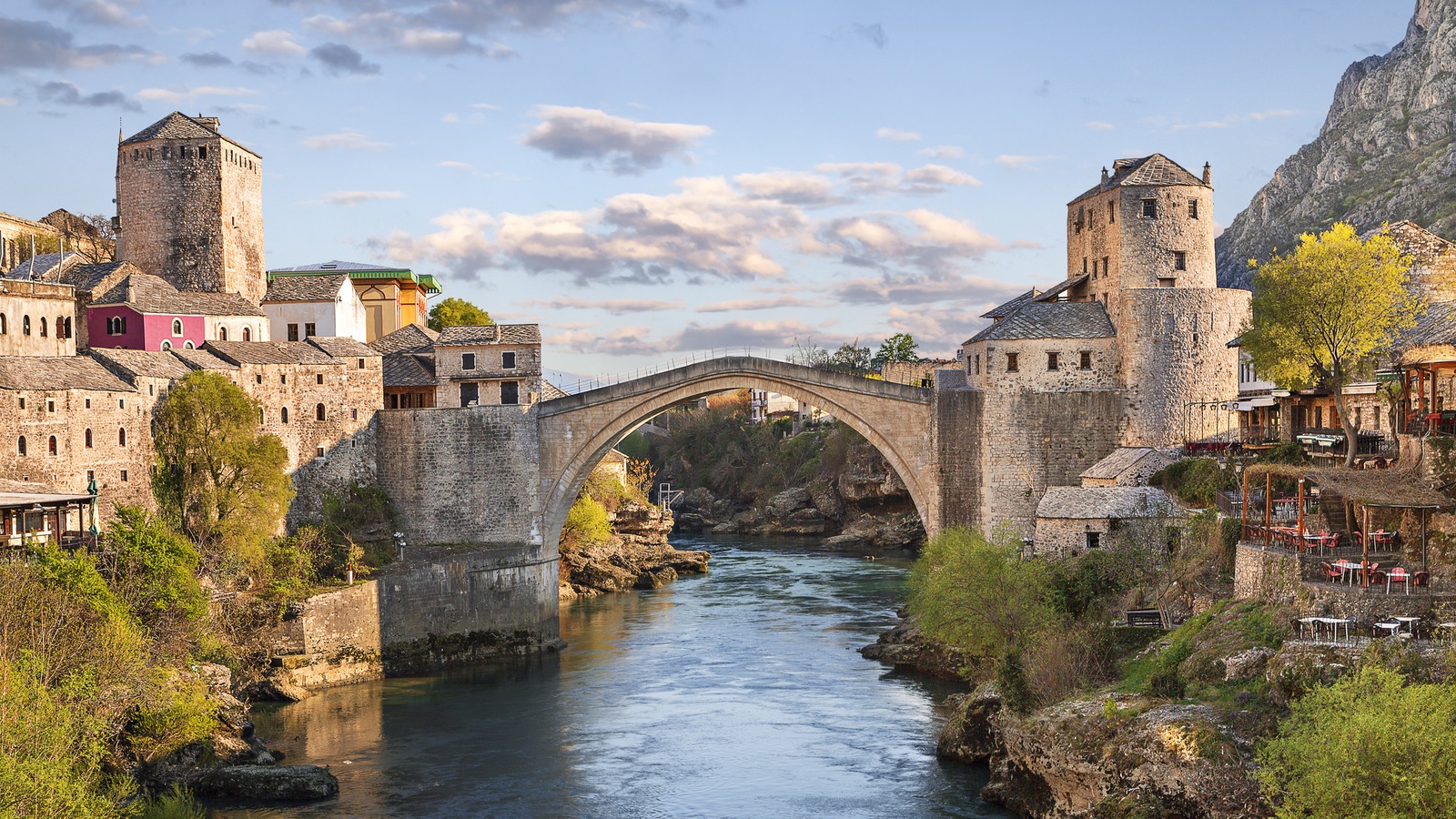 Un pont arqué en pierre relie les deux rives de la rivière. Un pont arqué en pierre relie les deux rives de la rivière.