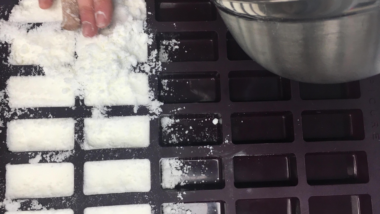 Annick Bouchard qui confectionne les pastilles effervescentes pour cuvette Annick Bouchard qui confectionne les pastilles effervescentes pour cuvette