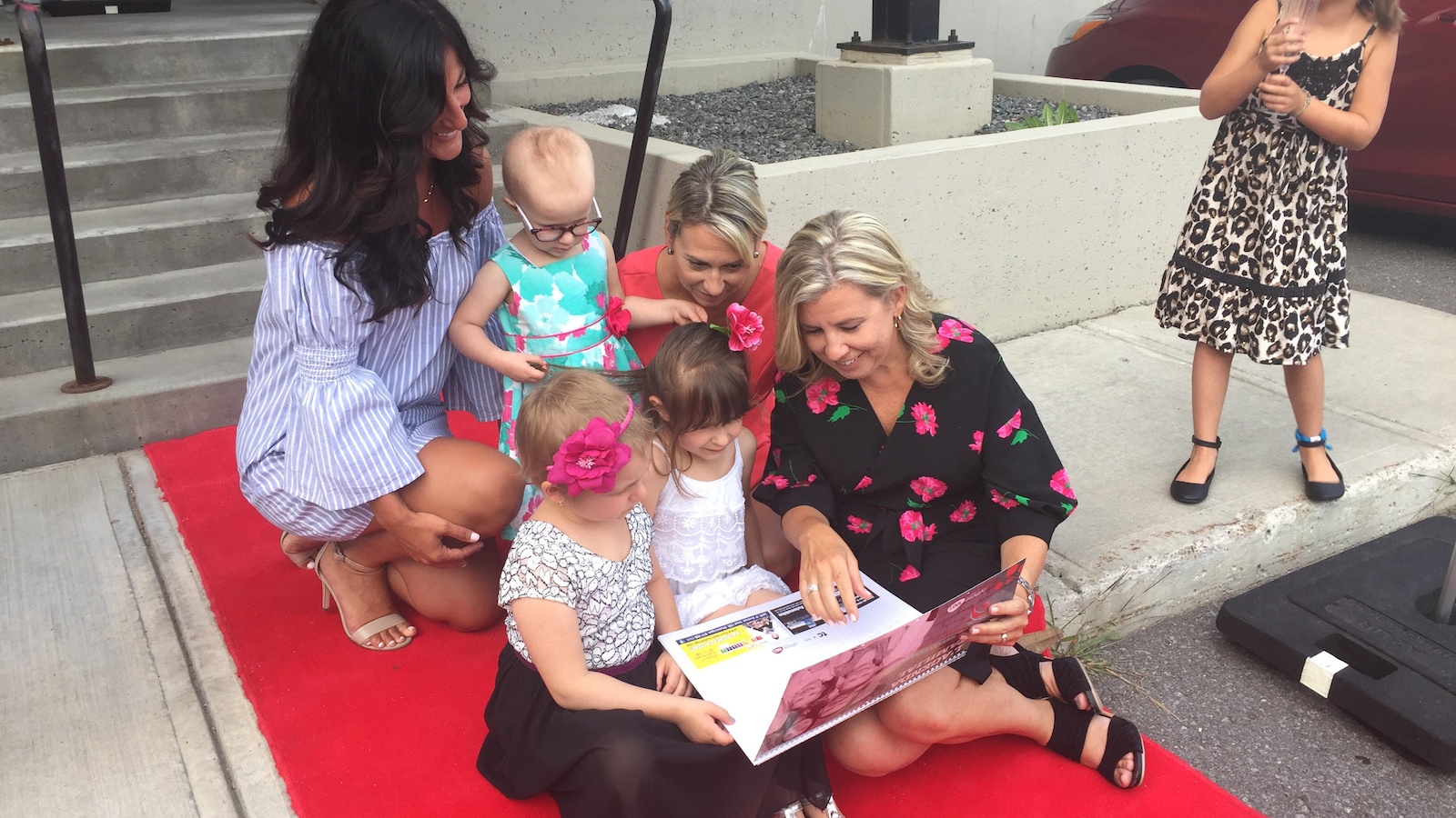 Elles regardent le calendrier. Elles regardent le calendrier.