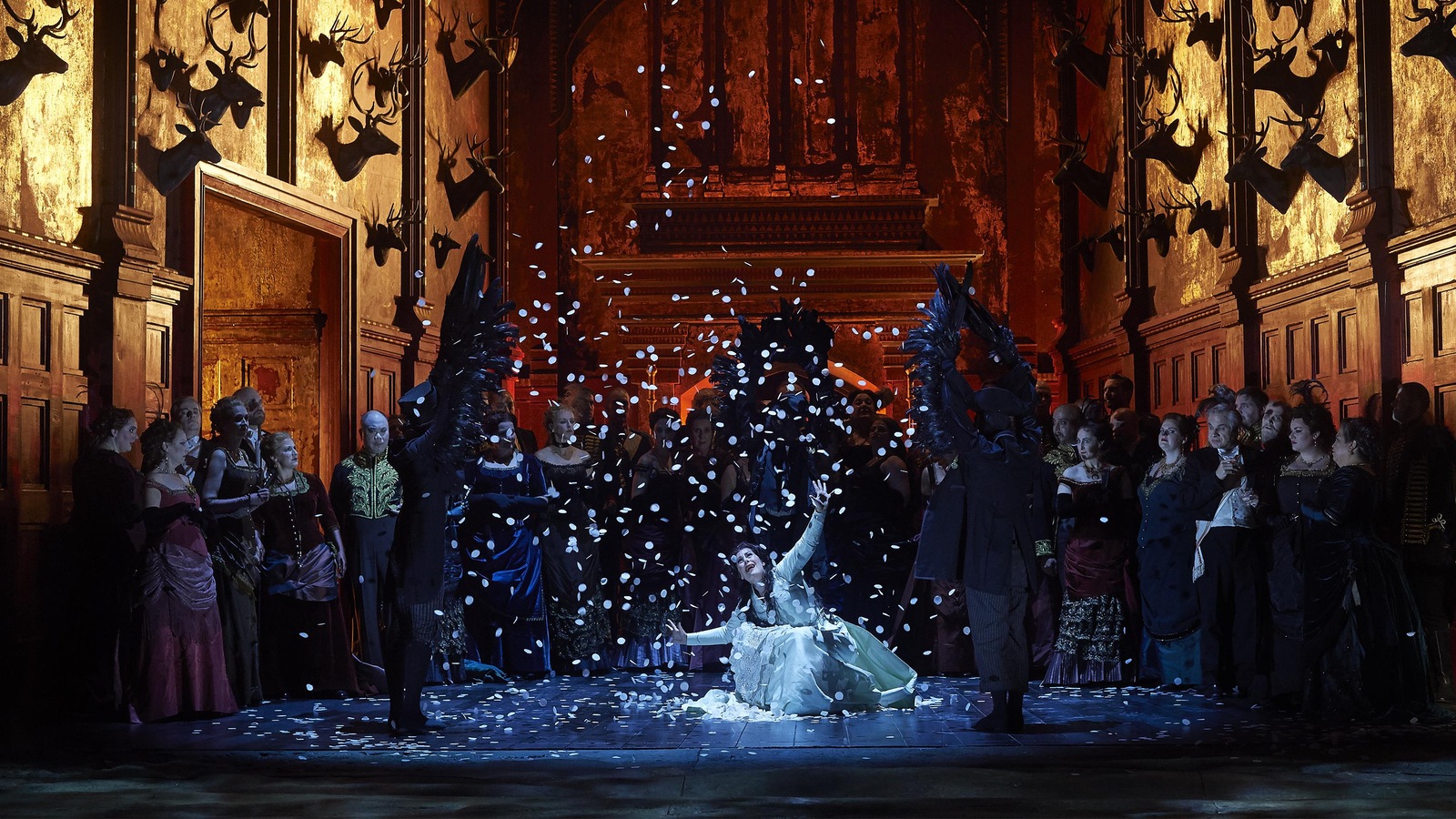 Des membres de la distribution de "Rusalka" entourent le personnage interprété par Sondra Radvanovsky. Des membres de la distribution de "Rusalka" entourent le personnage interprété par Sondra Radvanovsky.