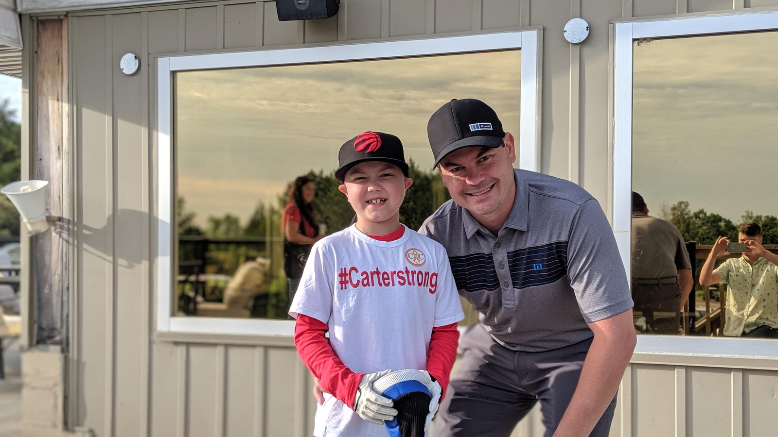 Un jeune garçon et son père en tenue de golf. Un jeune garçon et son père en tenue de golf.