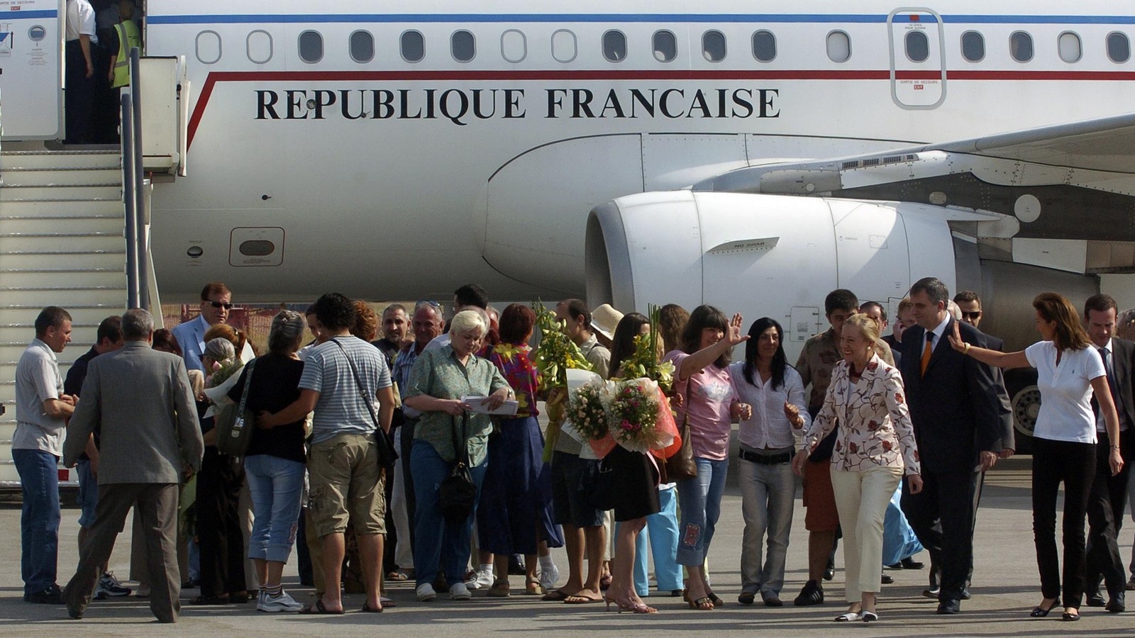 Une foule devant un avion officiel de la République française. Une foule devant un avion officiel de la République française.