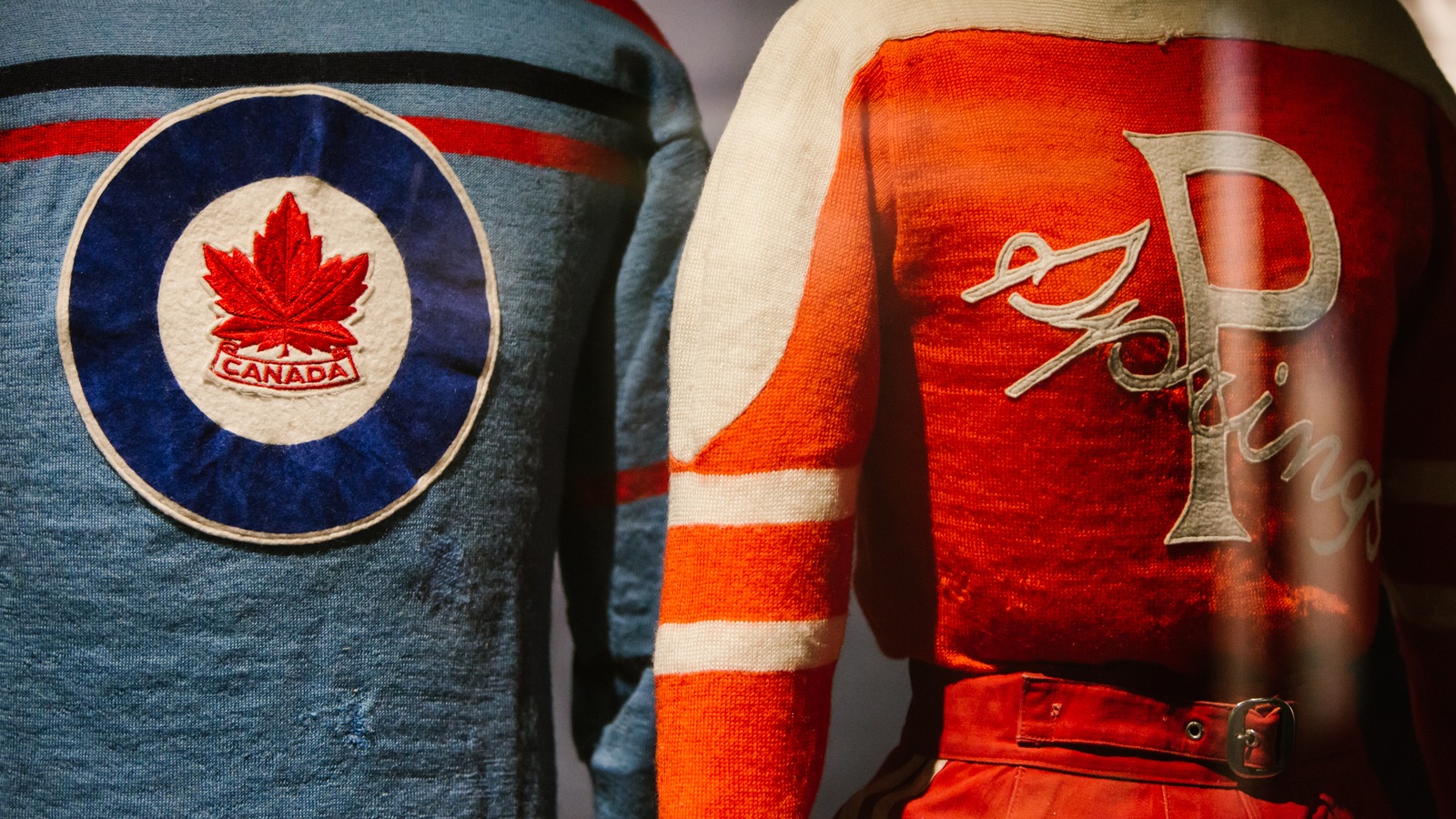 Deux chandails anciens de hockey féminin Deux chandails anciens de hockey féminin