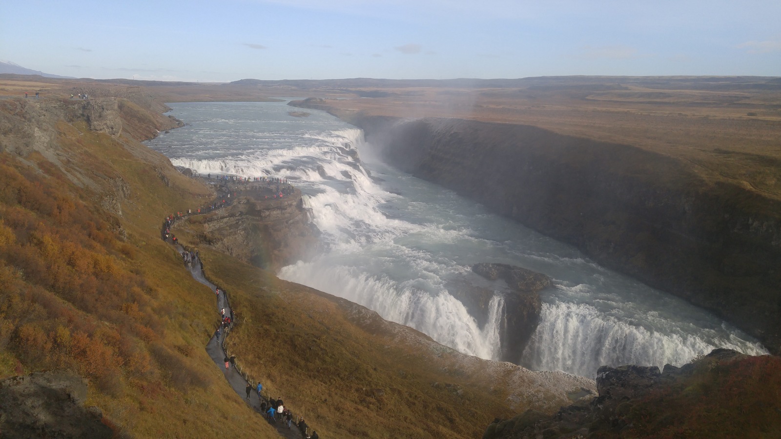 Des touristes observent les chutes de Gullfoss, en Islande. Des touristes observent les chutes de Gullfoss, en Islande.