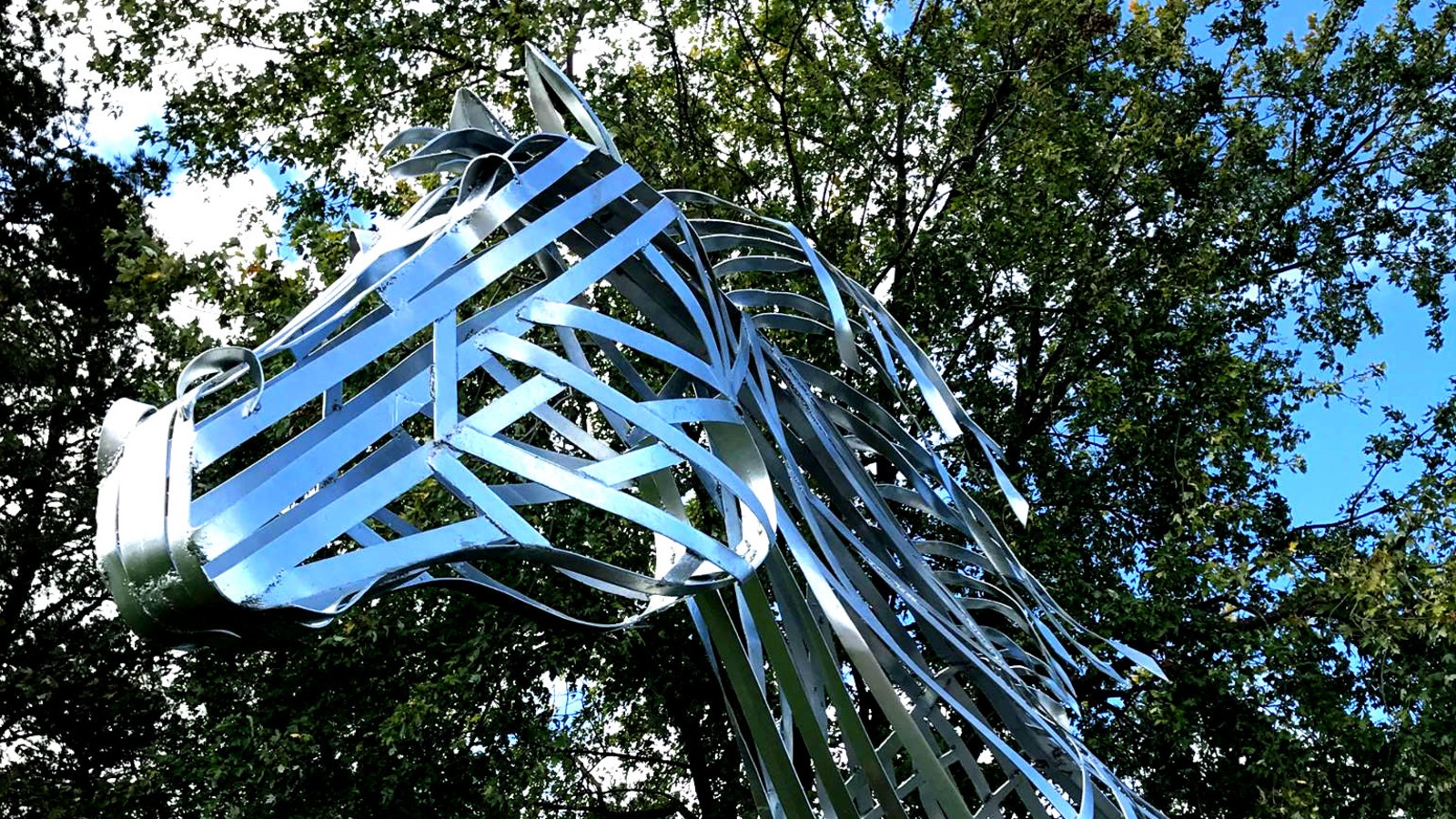 Le Colosse de Sainte-Gertrude, une sculpture réalisée par l'artiste Bernard Giles, propriétaire de la Ferme du Joual Vair Le Colosse de Sainte-Gertrude, une sculpture réalisée par l'artiste Bernard Giles, propriétaire de la Ferme du Joual Vair