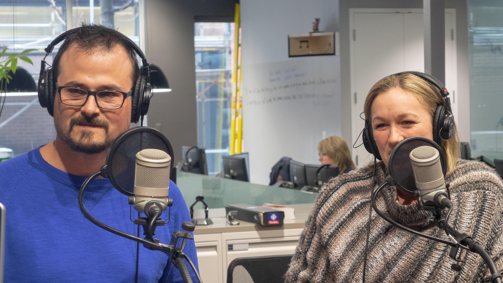 Yannick Charette et Monique Legault dans les studios de Radio-Canada Sudbury Yannick Charette et Monique Legault dans les studios de Radio-Canada Sudbury